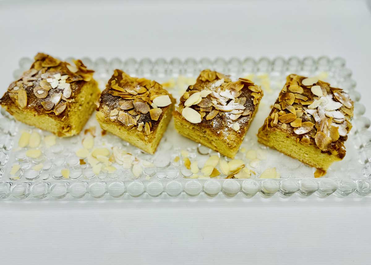 Ketogener Butterkuchen mit nur 2,6 Gramm Kohlenhydraten pro 100 g zuckerfreien Kuchen. Super saftig und fluffig.