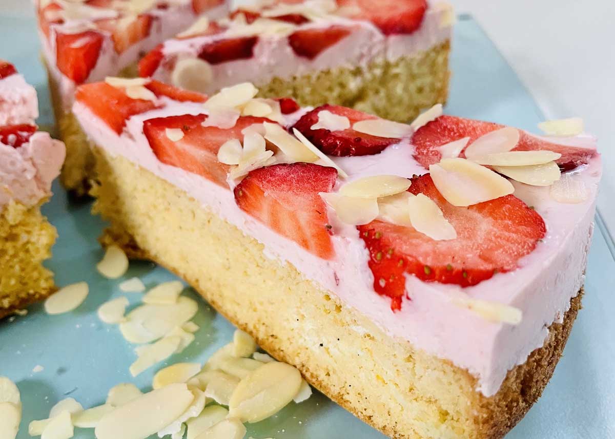 Leckere zuckerfrei Erdbeer-Quark-Torte mit tollen Nährwerten für deine Keto Ernährung