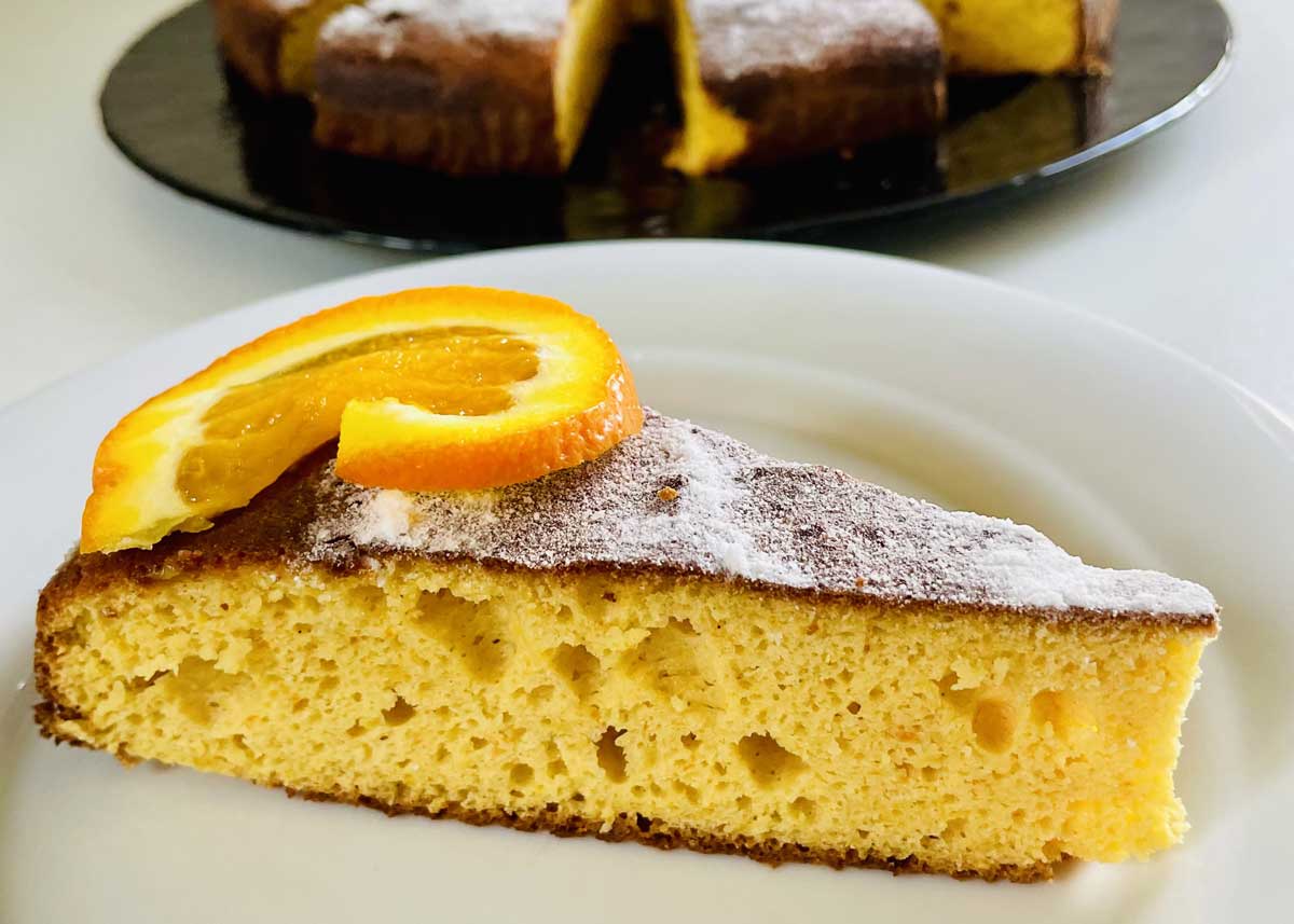 Dieser herrlich fruchtige Kuchen mit luftig, leichtem und zuckerfreiem Rührkuchenteig wird deine Kaffeetafel definitiv verzaubern. Die Kombination aus Orangenmus und Mandeln ist eine wahre Gaumenfreude.