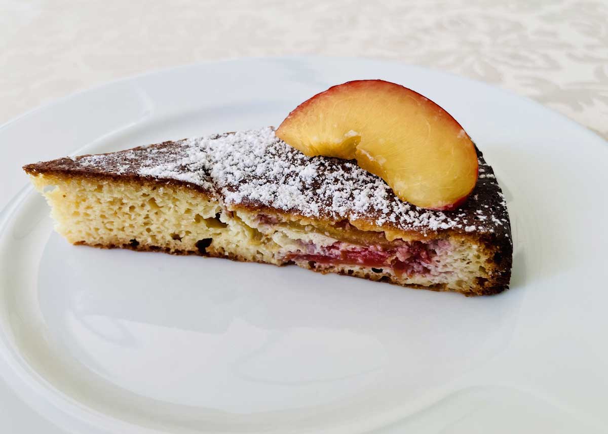 Zuckerfreier, ketogener Pflaumenkuchen mit feinem Schmand für deine ketogene Ernährung.