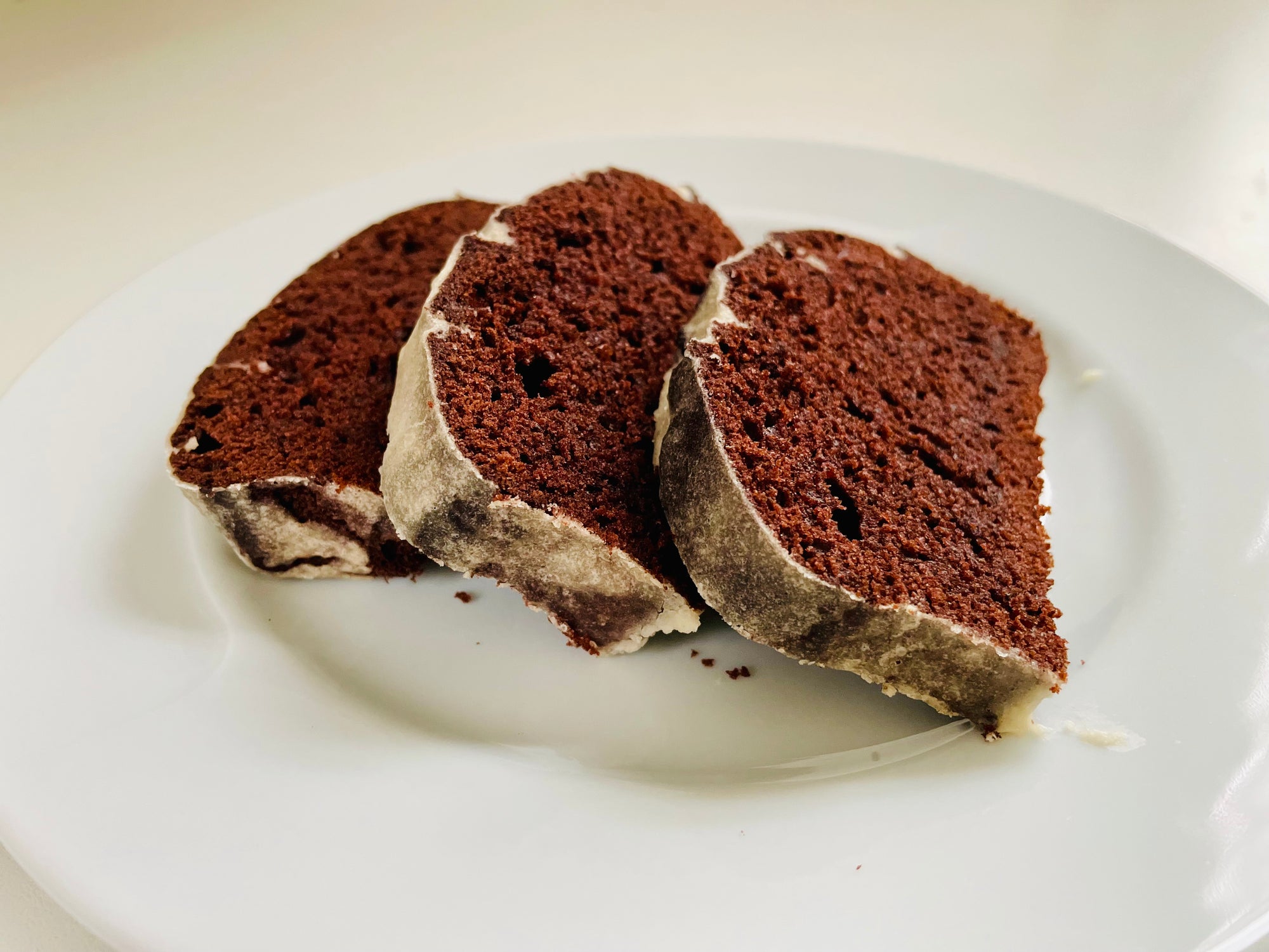 Zuckerfreier ketogener Schoko-Eierlikörkuchen mit nur 3,2 g Kohelenhydraten passt in deine Abnehmrezepte perfekt zum Genießen.