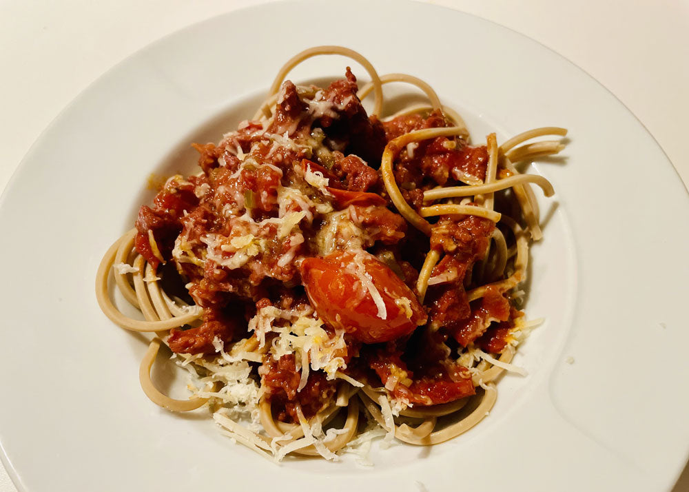 Ketogene Spaghetti mit nur 2,5 g Kohlenhydraten mit Salsiccia Soße
