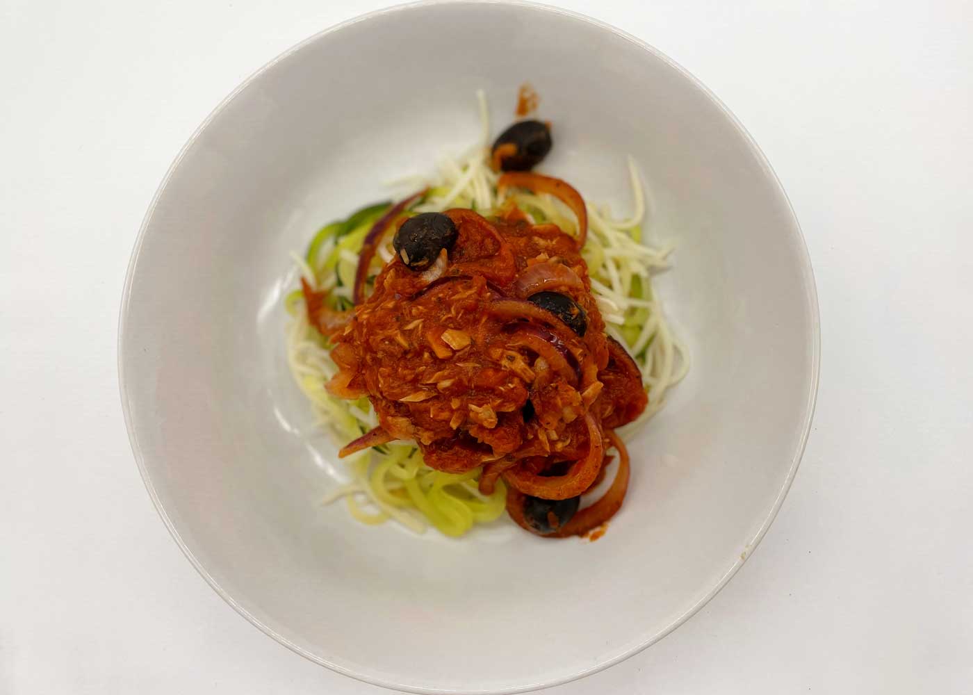 Zoodles mit ketogener Thunfisch-Oliven-Sauce